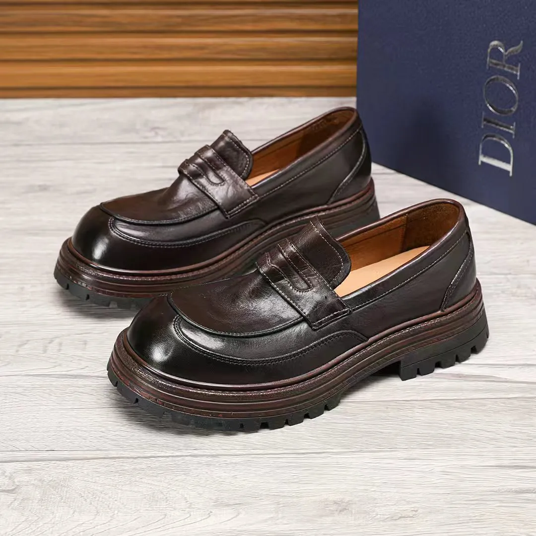Factory price 540 🕷️🕷️[Dior] Dior's new men's shoes are launched in Hong Kong counters. Official website 1:1 production. Original Italian patented cowhide + water-dyed 🐂 leather lining. Designed by European and American masters. Goodyear craftsmanship, washed cowhide, perfect shape to create counter quality, solid color rubber wear-resistant outsole and classic dazzling toe! Super versatile and very comfortable. High-end without losing taste, fashionable and novel! ! Absolute focus! Colors optional, code number 38-44 (45 customized)